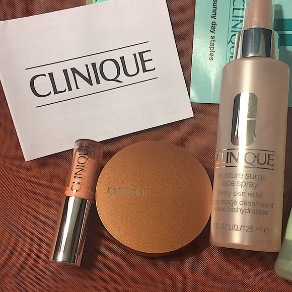 CLINIQUE - SUNNY DAY STAPLES (NWT) - Picture 6 of 9